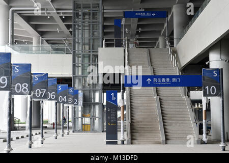 (180126) -- ZHUHAI, 26 janvier 2018 (Xinhua) -- Photo prise le 26 janvier 2018 montre l'intérieur d'un bâtiment de scène du port de la Hong Kong-Zhuhai-Macao Bridge à Zhuhai, Province du Guangdong en Chine du sud. Les projets de port de mer le plus long du monde bridge ont été achevés, un fonctionnaire en Afrique du Guangdong a déclaré vendredi. L'installation et l'essai de l'équipement reliant les ports et la partie principale du 55 km pont sont en cours. (Xinhua/Liang Xu)(mcg) Banque D'Images