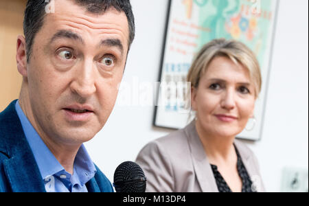 Hanovre, Allemagne. 26 janvier, 2018. Au départ le président fédéral Cem Ozdemir et présidente Simone Peter s'exprimant lors d'une presse réception avant la Conférence des délégué fédéral l'Alliance 90/Les Verts à Hanovre, Allemagne, 26 janvier 2018. L'élection du nouveau conseil fédéral des Verts et du parti dominant conseil sont les questions lors de la conférence de deux jours. Credit : Julian Stratenschulte/dpa/Alamy Live News Banque D'Images