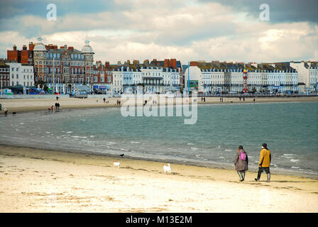 Weymouth, Royaume-Uni. 26 janvier 2018 - personnes ont apprécié une midi promenade sur la plage de sable de Weymouth avant de rouler dans les nuages, plus tard dans la journée Crédit : Stuart fretwell/Alamy Live News Banque D'Images