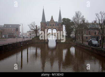 Vue sur la porte d'eau ('Waterpoort') dans la ville hollandaise Sneek aux Pays-Bas, 26 janvier 2018. La ville à proximité de Leeuwarden, dans la province de la Frise est la capitale de la Culture 2018. Photo : Friso Gentsch/dpa Banque D'Images