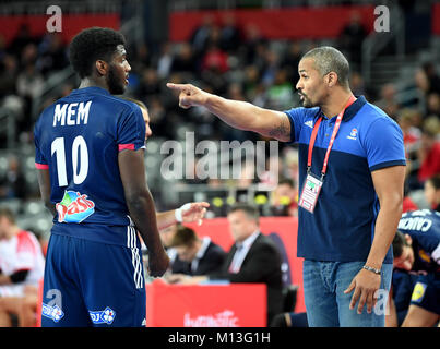 Zagreb, Croatie. 26 janvier, 2018. L'entraîneur de la France Didier Dinart (R) donnant des directives à la Mangue Mem pendant le match de championnat de handball masculin entre la France et l'Espagne à Zagreb, Croatie, 26 janvier 2018. Credit : Monika Skolimowska/dpa-Zentralbild/dpa/Alamy Live News Banque D'Images