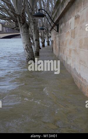 Seine continue d'augmenter à Paris le 26 janvier. Banque D'Images