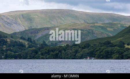 Bateau paquebot voyageant sur l'eau du lac, est éclipsé par de pittoresques collines imposantes, hautes terres & - Lac Ullswater, Lake District, England, UK. Banque D'Images