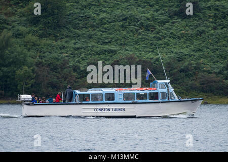 Les passagers voyageant à bord de bateau, l'utilisation de Coniston lancer le service de traversier ou profiter de croisière sur le lac Coniston Water - Lake District, Cumbria, England, UK. Banque D'Images