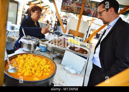 Ljubljana, Slovénie, le 20 octobre 2017.. Cuisine ouverte sur le marché alimentaire dans le centre de Ljubljana. Banque D'Images