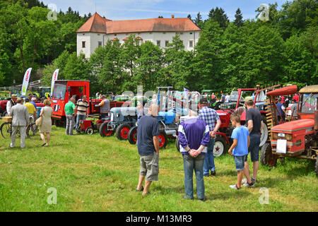 Menges, Slovénie, le 10 juin 2017.. 20e réunion annuelle des amateurs de vieilles machines agricoles et agricoles accessoires. Banque D'Images