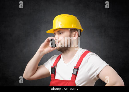 Construction Worker using smartphone Banque D'Images