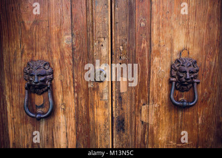 Les Chinois anciens heurtoir, situé dans Temple de Confucius temple , Harbin, Heilongjiang, Chine. Banque D'Images