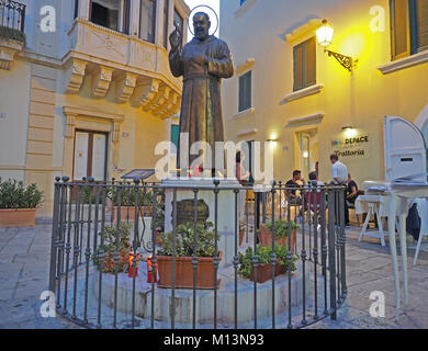 L'Europe, Italie, Pouilles, Salento, Gallipoli, ville historique, restaurants sur la Piazza De Amicis Banque D'Images