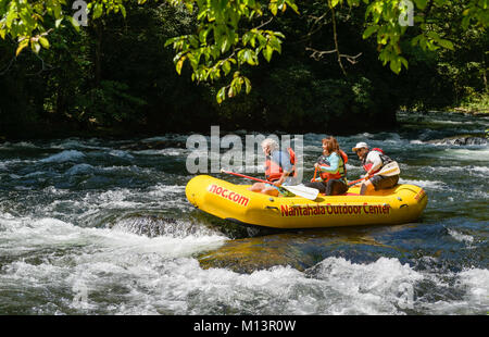 Les familles apprécieront le rafting sur le fleuve de Nantahala sur une belle journée d'été Le 29 août 2014 près de Blue Ridge, Georgia, USA. Banque D'Images