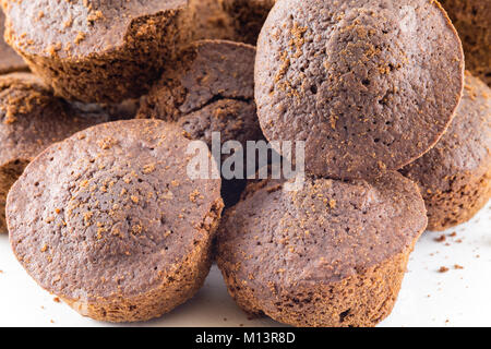 Muffins. Petits gâteaux au chocolat des petits gâteaux fait maison isolé sur fond blanc Banque D'Images