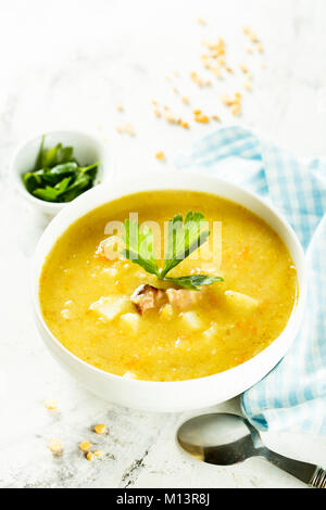 Soupe aux lentilles et pois avec de la viande fumée Banque D'Images