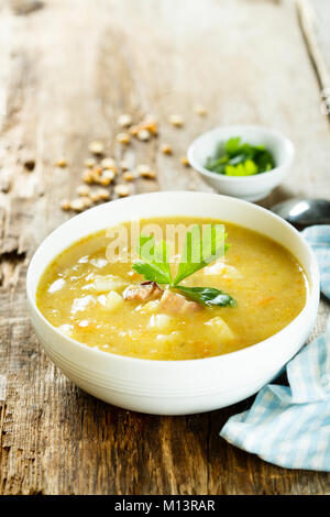 Soupe aux lentilles et pois avec de la viande fumée Banque D'Images