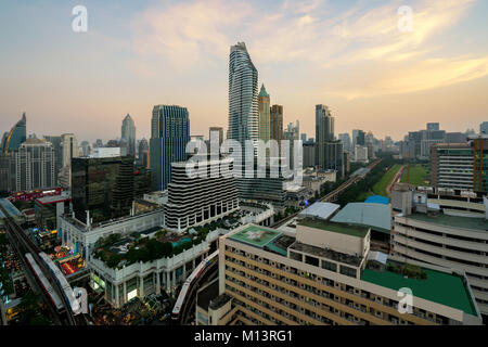 Immeuble moderne dans le quartier des affaires de Bangkok à Bangkok city skyline avec avant le coucher du soleil, en Thaïlande. Banque D'Images