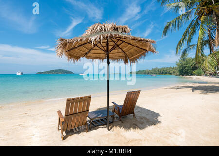 Chaises de plage et parasol sur l'île d'été à Phuket, Thaïlande. L'été, les voyages, vacances et maison de vacances concept. Banque D'Images