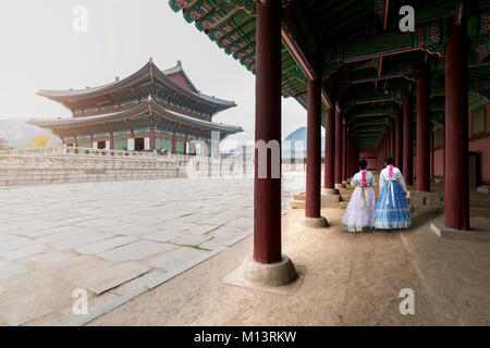 Coréen Hanbok asiatique femme habillés en vêtements traditionnels autour de Gyeongbokgung Palace à Séoul, Corée du Sud. Banque D'Images