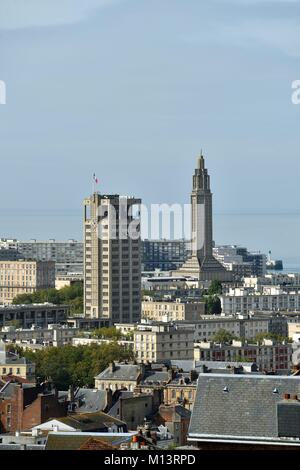 France, Seine Maritime, Le Havre, ville reconstruite par Auguste Perret classé au Patrimoine Mondial par l'UNESCO, l'hôtel de ville conçu par les architectes Auguste Perret et Jacques Tournant et inauguré en 1958, et tour-lanterne de l'église conçue par Auguste Perret et béton inauguré en 1957 Banque D'Images