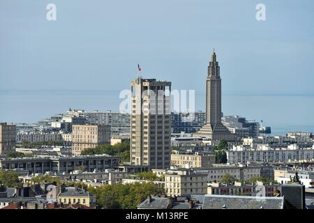 France, Seine Maritime, Le Havre, ville reconstruite par Auguste Perret classé au Patrimoine Mondial par l'UNESCO, l'hôtel de ville conçu par les architectes Auguste Perret et Jacques Tournant et inauguré en 1958, et tour-lanterne de l'église conçue par Auguste Perret et béton inauguré en 1957 Banque D'Images