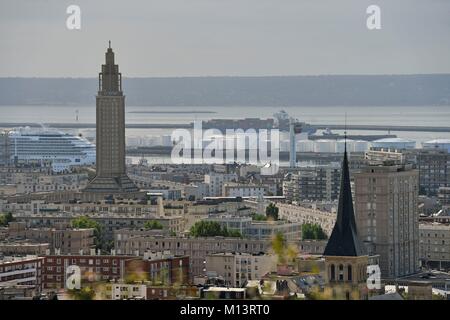 France, Seine Maritime, Le Havre, ville reconstruite par Auguste Perret classé au Patrimoine Mondial par l'UNESCO, le bassin de Commerce, tour-lanterne de l'église conçue par Auguste Perret et béton inauguré en 1957 Banque D'Images