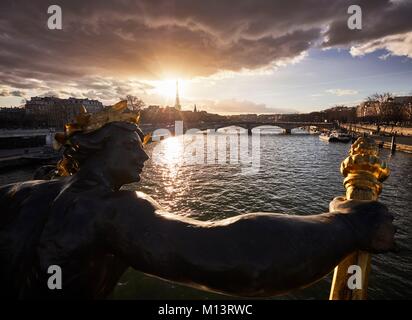 France, Paris, Paris, région classée au Patrimoine Mondial de l'UNESCO, Coucher de soleil sur la Seine à partir du pont alexandre 3 Banque D'Images