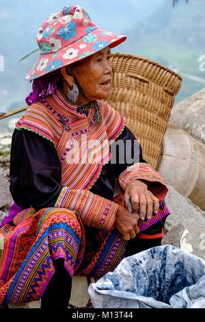 Vietnam, Ha Giang, l'homme de péché ou Xin Man, Sin district homme marché, groupe ethnique minoritaire des Hmongs fleurs Banque D'Images