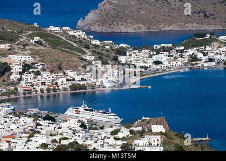 La Grèce, l'archipel du Dodécanèse, l'île de Patmos, Chora, bateau de croisière La Belle de l'Adriatique dans le port Banque D'Images