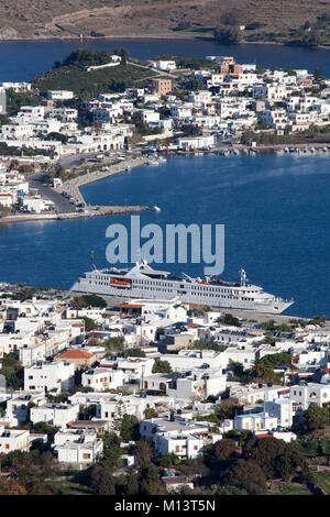 La Grèce, l'archipel du Dodécanèse, l'île de Patmos, Chora, bateau de croisière La Belle de l'Adriatique dans le port Banque D'Images