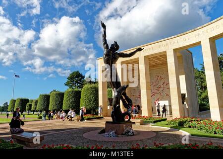 France, Calvados, Omaha Beach, Colleville sur Mer, le cimetière américain de Normandie, Memorial et ses 22 pieds de statue en bronze par Donald de Lire Banque D'Images