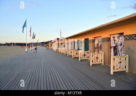 France, Calvados, Pays d'Auge, Deauville, la plage, promenade des Planches (stade à pied), bordée de cabines de plage avec le nom d'une célébrité qui a participé à la Fête du Cinéma Américain de Deauville Banque D'Images