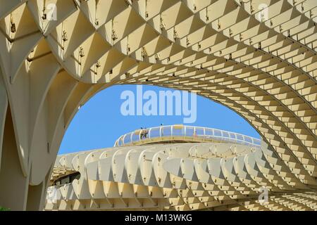 Espagne, Andalousie, Sevilla, Encarnation Regina district, Plaza de la Encarnacion, le Metropol Parasol passerelle construite en 2011 par l'architecte Jürgen Mayer Hermann Banque D'Images