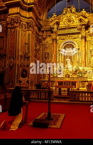 L'Italie, Campanie, Naples, centre historique classé au Patrimoine Mondial par l'UNESCO, nonne priant dans l'église de San Giuseppe dei Ruffi Banque D'Images