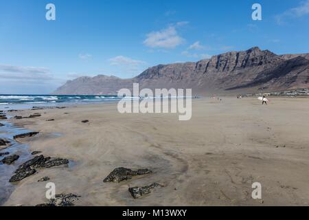 Espagne, Canaries, l'île de Lanzarote, Caleta de Famara, la plage de Famara avant le Risco de Famara cliff Banque D'Images