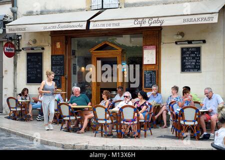 La France, Vaucluse, Le Parc Naturel Régional du Luberon (Parc Naturel Régional du Luberon), Lourmarin, étiqueté Les Plus Beaux Villages de France (Les Plus Beaux Villages de France), terrasse de café de la rue principale Banque D'Images