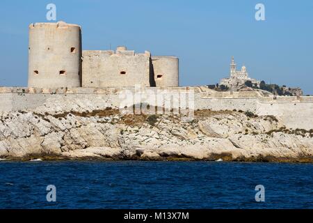 France, Bouches du Rhône, Marseille, Parc National des Calanques, l'archipel des îles du Frioul, le château d'If et Notre Dame de la garde à l'arrière-plan Banque D'Images