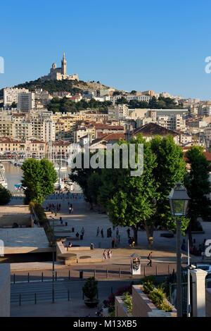 France, Bouches du Rhône, Marseille, Place du Mazeau qui mène de Vieux Port et Notre-Dame de la Garde Banque D'Images