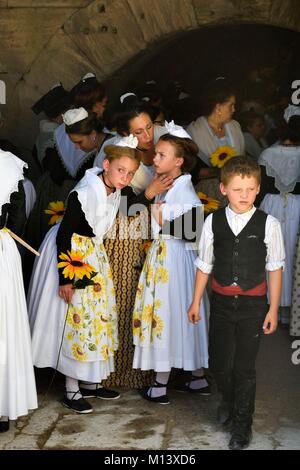 France, Bouches du Rhône, Arles, la course Camarguaise de la cocarde d'Or à l'Arenas, les enfants en costume traditionnel Banque D'Images