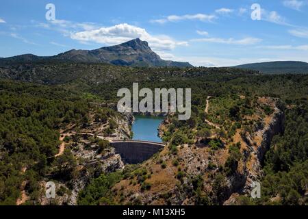 France, Bouches du Rhone, Aix en Provence, randonnées sur GR 2013, le barrage Zola (Cézanne peint la série de baigneurs) et la Montagne Sainte Victoire en arrière-plan Banque D'Images