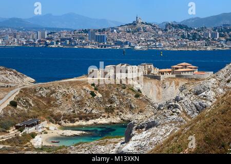 France, Bouches du Rhône, Marseille, Parc National des Calanques, l'archipel des îles du Frioul, l'île Ratonneau, Saint Esteve, l'hôpital Caroline ruines et la ville de Marseille dans l'arrière-plan Banque D'Images