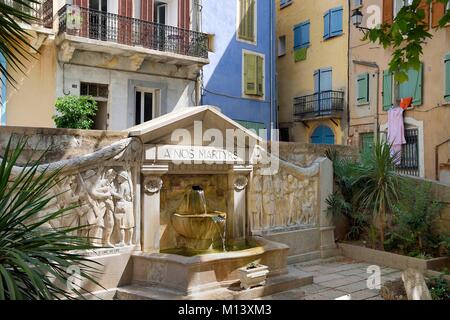 La France, Var, Provence Verte, Barjols, fountaine et mémorial de la Place Victor Hugo Banque D'Images