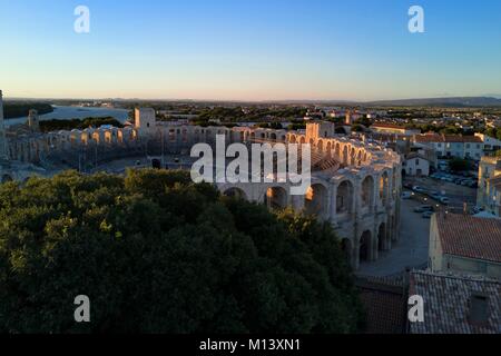 France, Bouches du Rhône, Arles, les arènes, l'Amphithéâtre Romain de 80 à 90 MA, monument historique, classé au Patrimoine Mondial par l'UNESCO et le Rhône à l'arrière-plan Banque D'Images