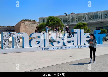 France, Bouches du Rhône, Marseille, zone Euroméditerranée, Esplanade du J4, les touristes asiatiques sur le panneau marseille.fr et la Villa Méditerranée par l'architecte Stefano Boeri dans l'arrière-plan Banque D'Images