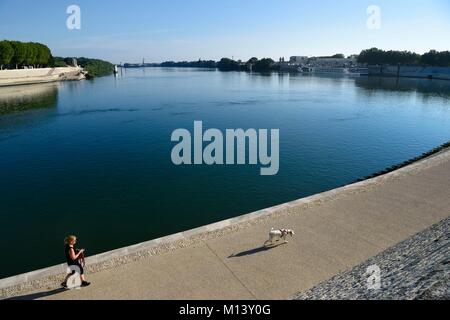 France, Bouches du Rhône, Arles, Rue Marx Dormoy et le Rhône Banque D'Images