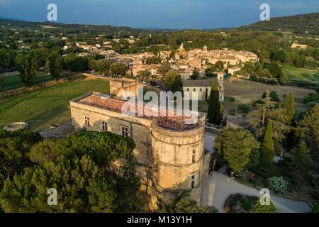 La France, Vaucluse, Le Parc Naturel Régional du Luberon (Parc Naturel Régional du Luberon), Lourmarin, étiqueté Les Plus Beaux Villages de France (Les Plus Beaux Villages de France), le château des xve et xvie siècles Renaissance), le temple protestant juste en dehors du village en arrière-plan (vue aérienne) Banque D'Images