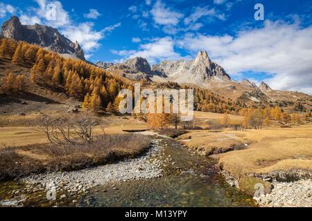 France, Hautes Alpes, Nevache, vallée de la Claree Claree, rivière au lieu-dit Pont du Moutet, dans l'arrière-plan le massif du col (3093 m) et les sommets de la main Crepin (2942 m) Banque D'Images