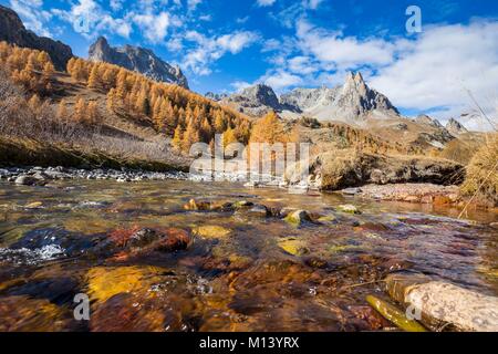 France, Hautes Alpes, Nevache, vallée de la Claree Claree, rivière au lieu-dit Pont du Moutet, dans l'arrière-plan le massif du col (3093 m) et les sommets de la main Crepin (2942 m) Banque D'Images