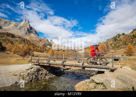 France, Hautes Alpes, Nevache, vallée de la Claree, du vélo de montagne sur le Moutet bridge, dans l'arrière-plan le massif du col (3093 m) et les sommets de la main Crepin (2942 m) Banque D'Images