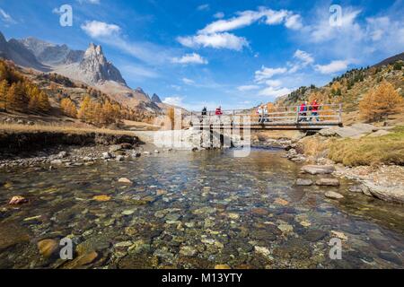 France, Hautes Alpes, Nevache, vallée de la Claree, les randonneurs sur le Pont du Moutet, dans l'arrière-plan le massif des Cerces (3093 m) et les sommets de la main de crépin (2942 m) Banque D'Images