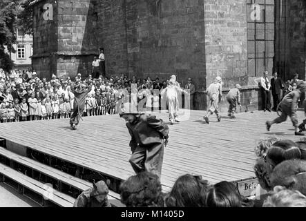 Joueur de flûte de Hamelin Cérémonie à Hamelin, l'Allemagne environ 1955 image 2/36    Les rats se précipiter sur scène Banque D'Images