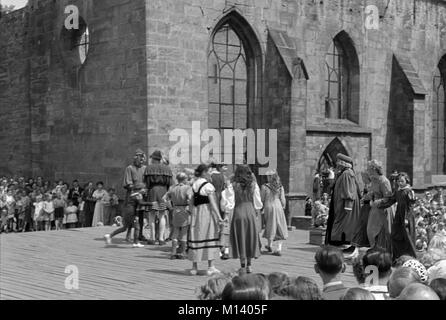 Joueur de flûte de Hamelin Cérémonie à Hamelin, l'Allemagne environ 1955 image    4/36 Les habitants de Hamelin, rencontrez le digniaries Banque D'Images