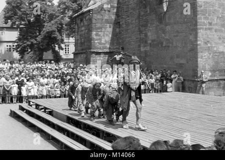 Joueur de flûte de Hamelin Cérémonie à Hamelin, l'Allemagne environ 1955 image    12/36 Plus les rats semblent et suivez le joueur de flûte. Banque D'Images